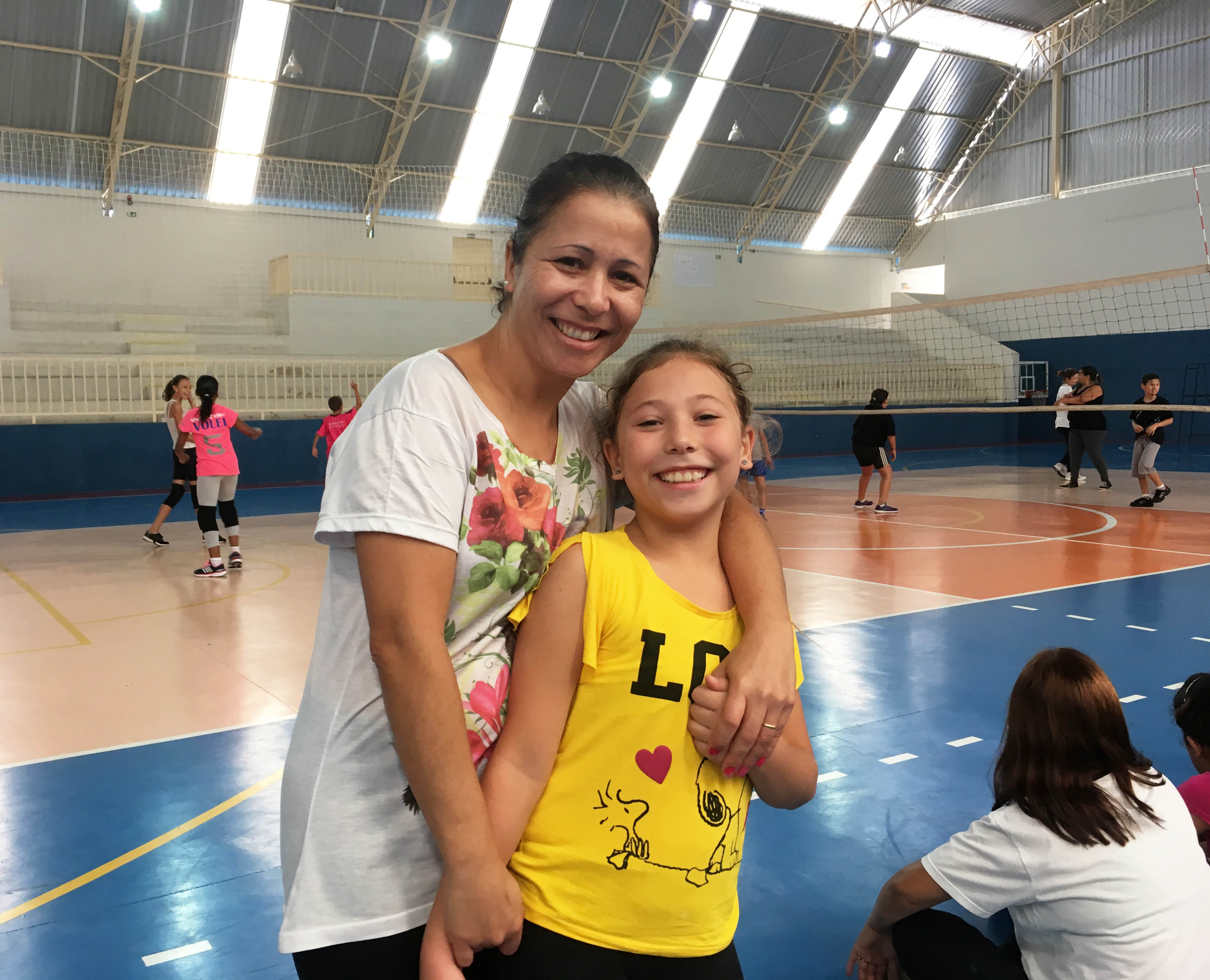 Aula-Dia-das-Mães-1-Adriana-e-Tiffany-1 Vôlei homenageia mães em atividade com os filhos
