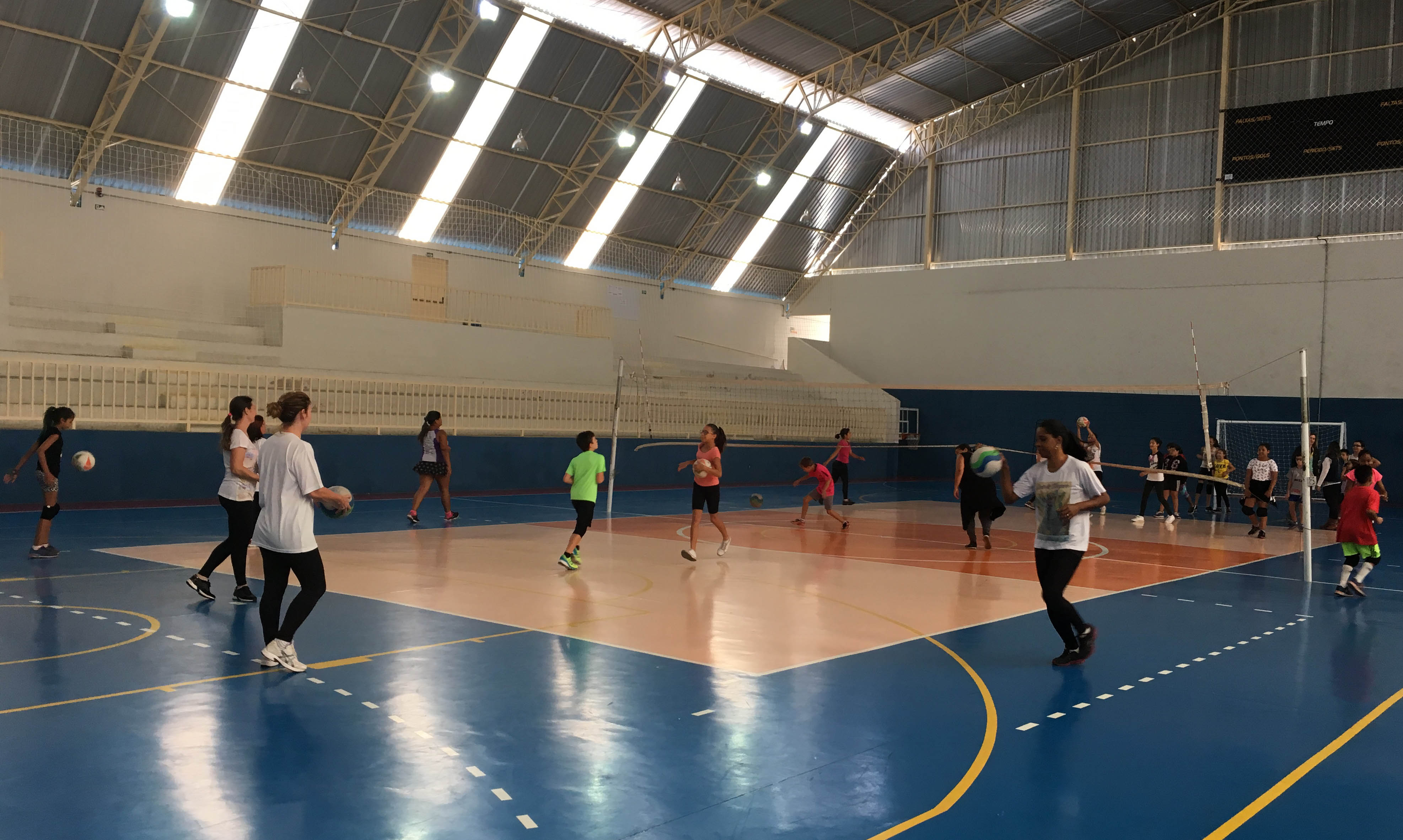 Aula-Dia-das-Mães-2 Vôlei homenageia mães em atividade com os filhos