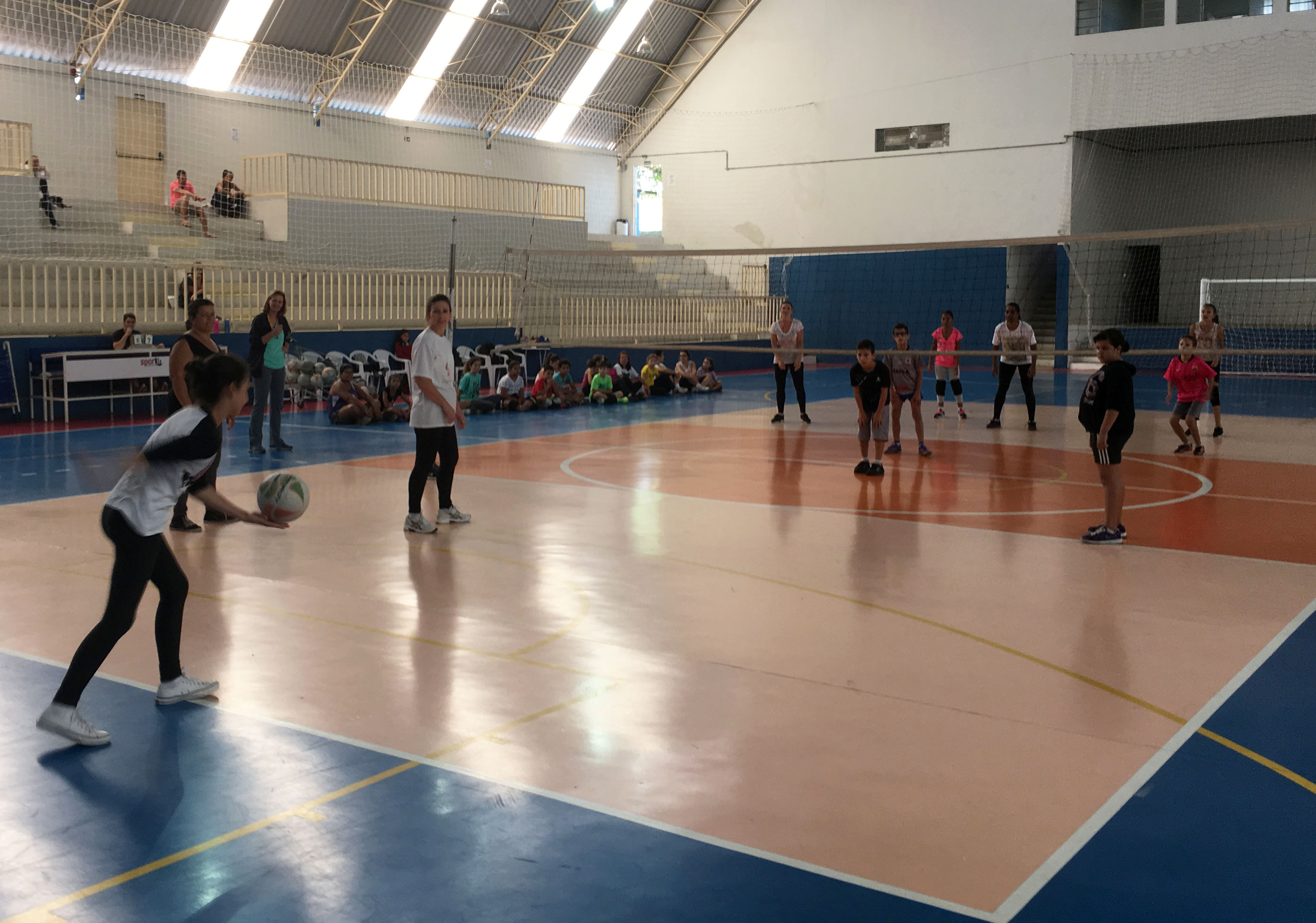 Aula-Dia-das-Mães-20 Vôlei homenageia mães em atividade com os filhos