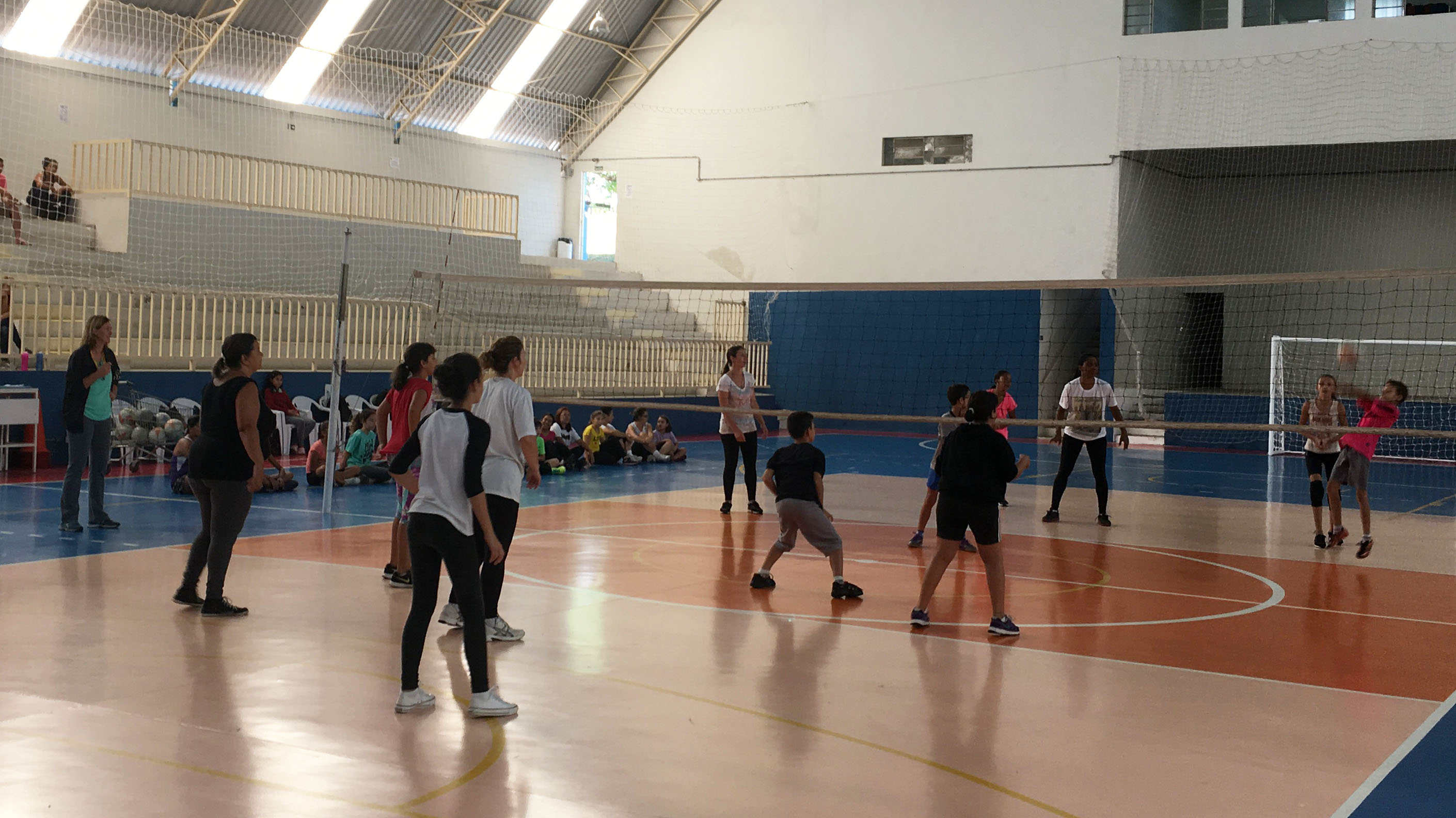 Aula-Dia-das-Mães-24 Vôlei homenageia mães em atividade com os filhos