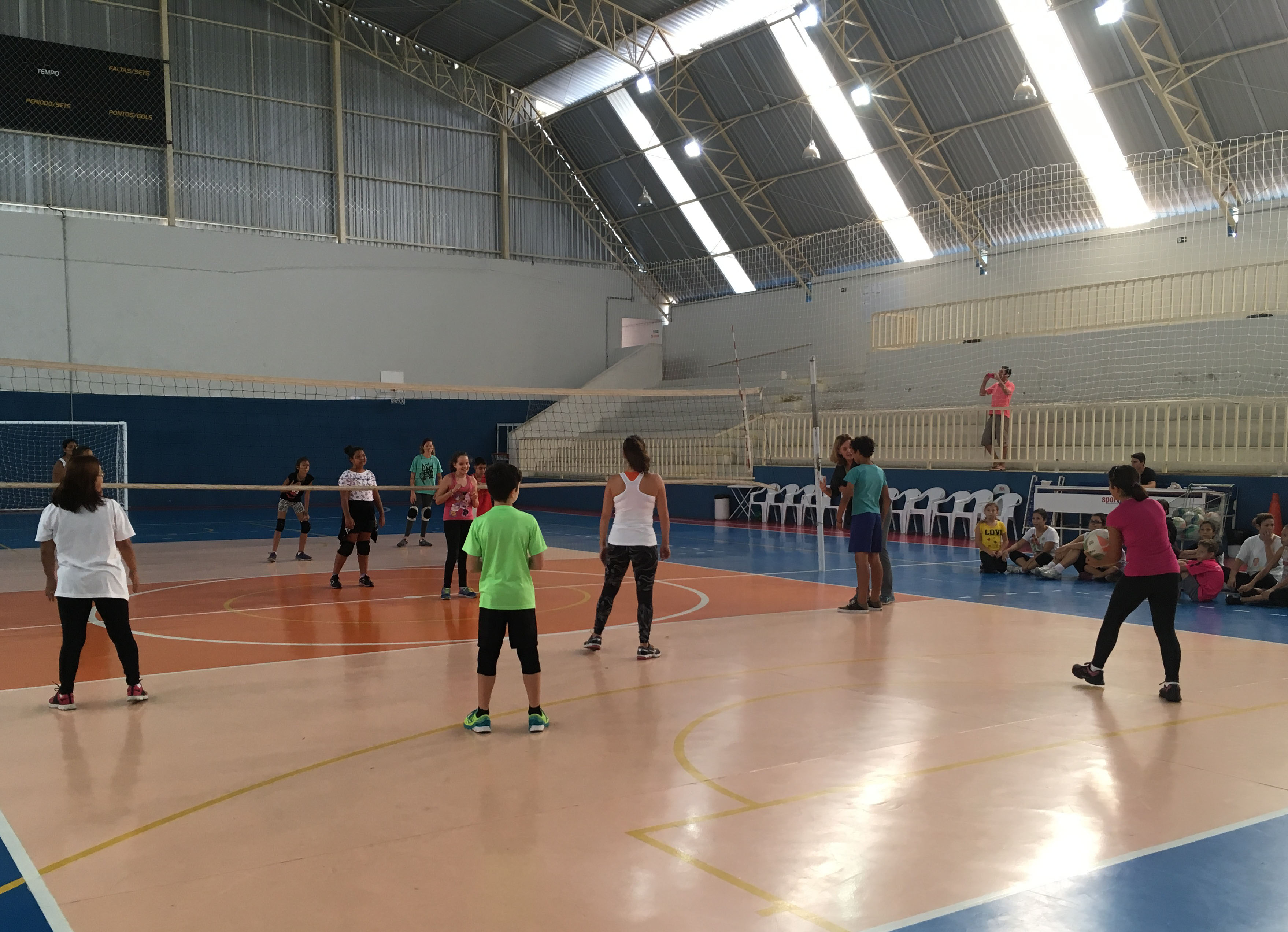 Aula-Dia-das-Mães-27 Vôlei homenageia mães em atividade com os filhos