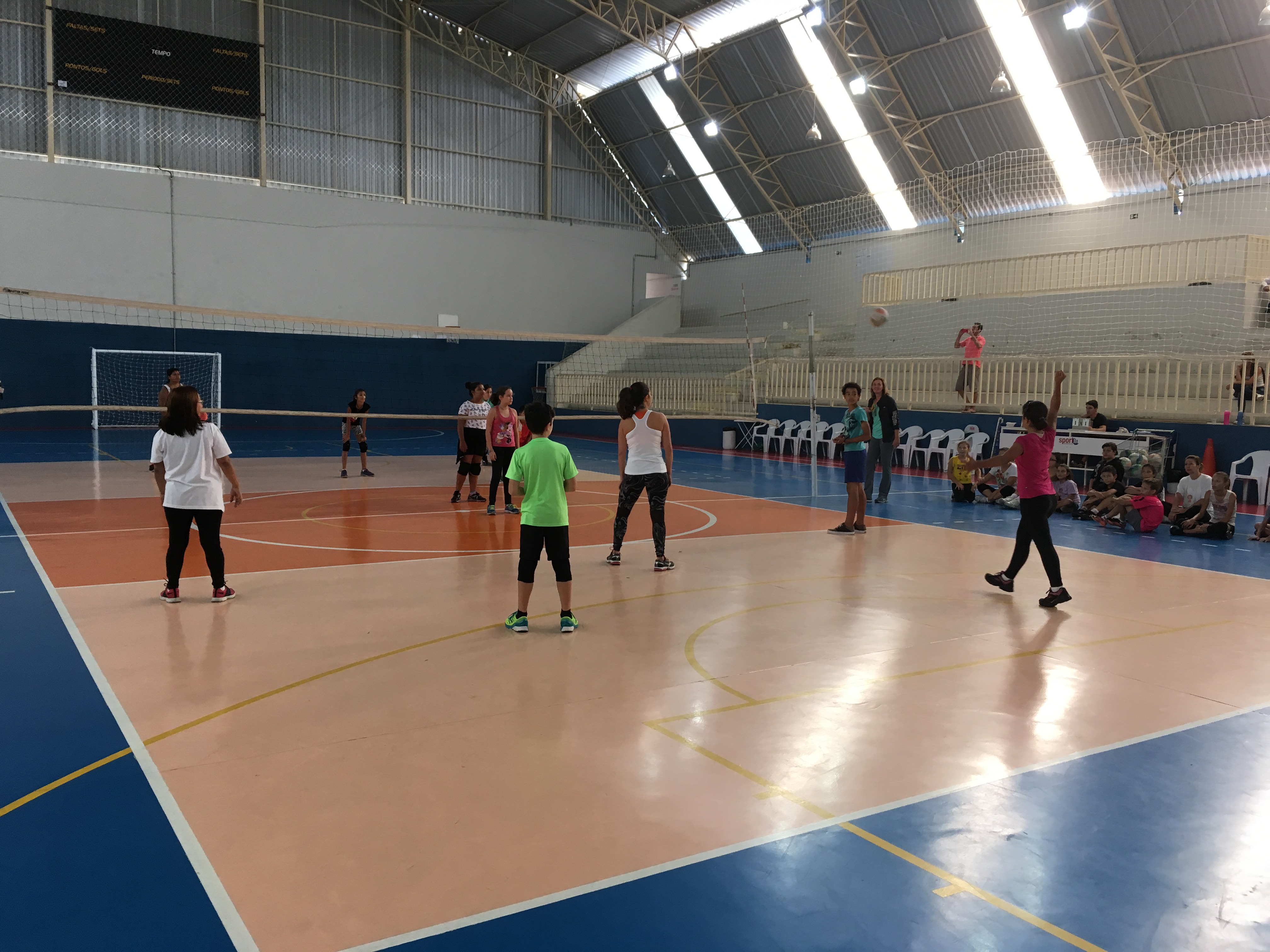 Aula-Dia-das-Mães-28 Vôlei homenageia mães em atividade com os filhos