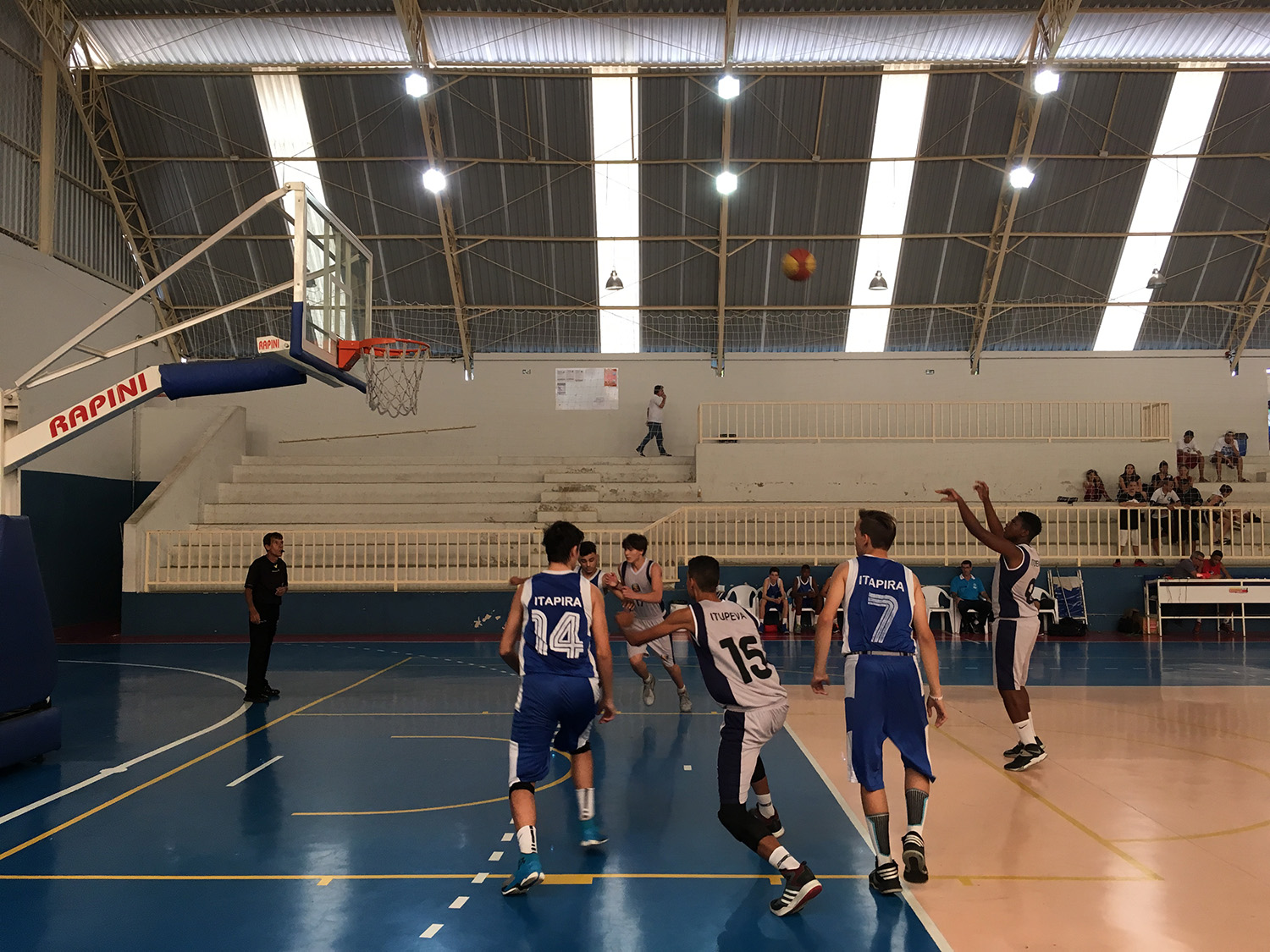 28.09-Basquete-sub-15-masculino-9 Por pouco! Basquete sub-15 deixa vitória escapar nos minutos finais