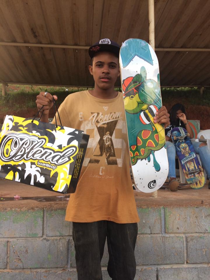 As-Ruas-Estão-Olhando-11 Grafite e skate animaram pista de Skate nesse domingo (3)