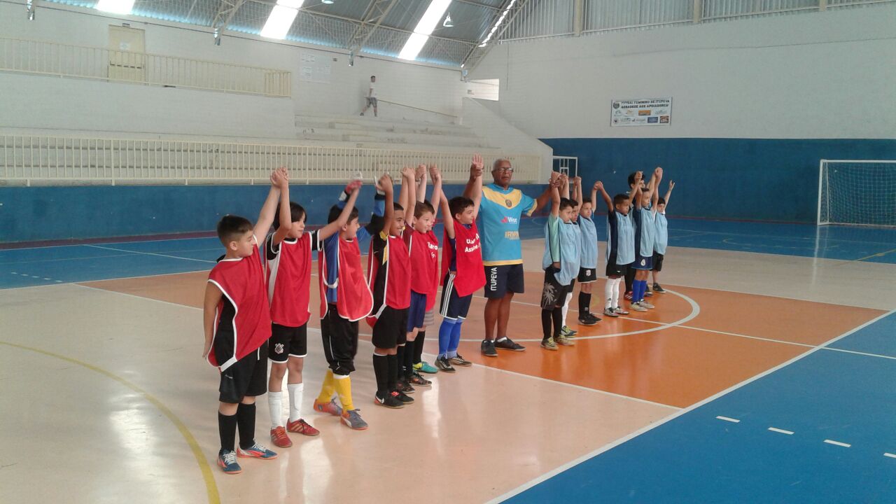 Sub-10-10 Confraternização da Escolinha de Futsal reúne pais e alunos
