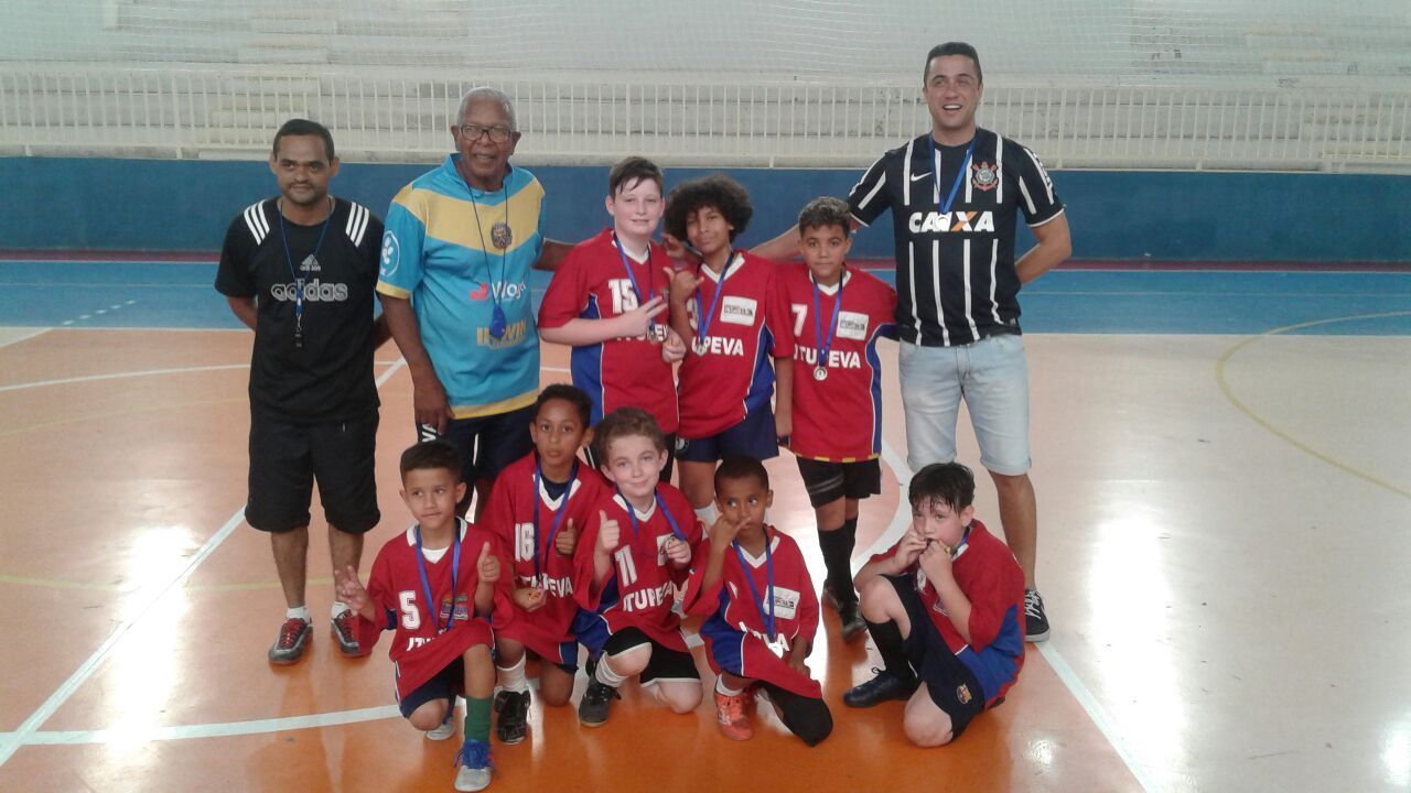 Sub-7-vermelha-campeã Confraternização da Escolinha de Futsal reúne pais e alunos