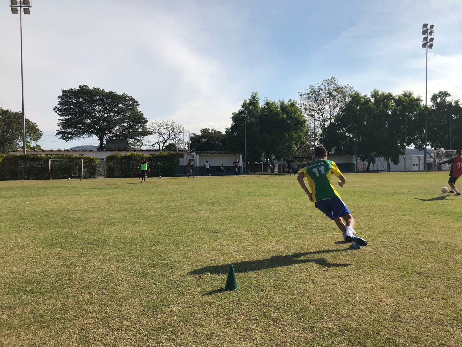 Treino-Futebol-1 Escolinha de futebol da Prefeitura pode ser caminho para realizar o sonho de ser jogador