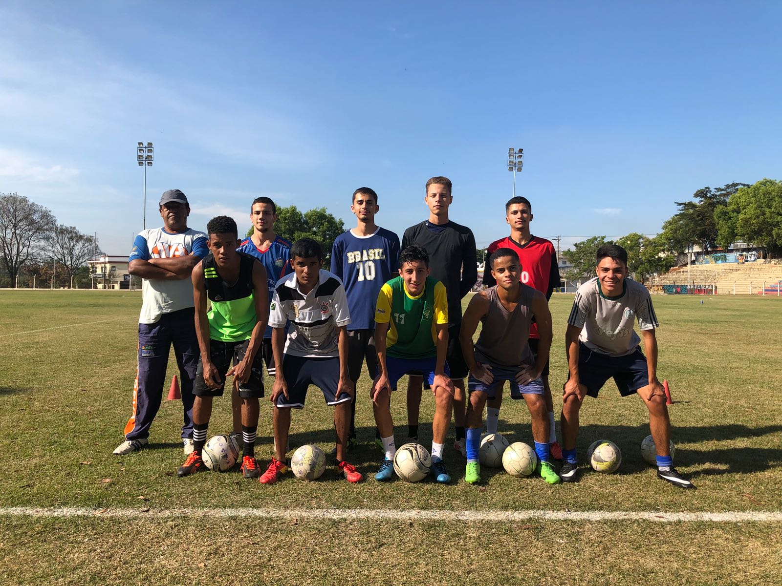Treino-Futebol-10 Escolinha de futebol da Prefeitura pode ser caminho para realizar o sonho de ser jogador