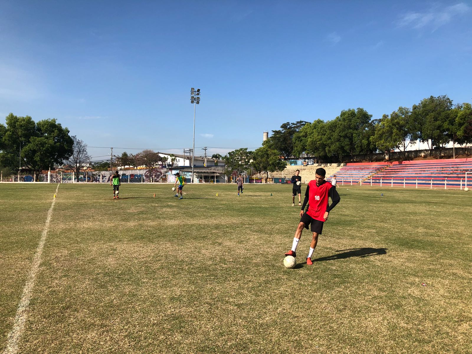 Treino-Futebol-12 Escolinha de futebol da Prefeitura pode ser caminho para realizar o sonho de ser jogador