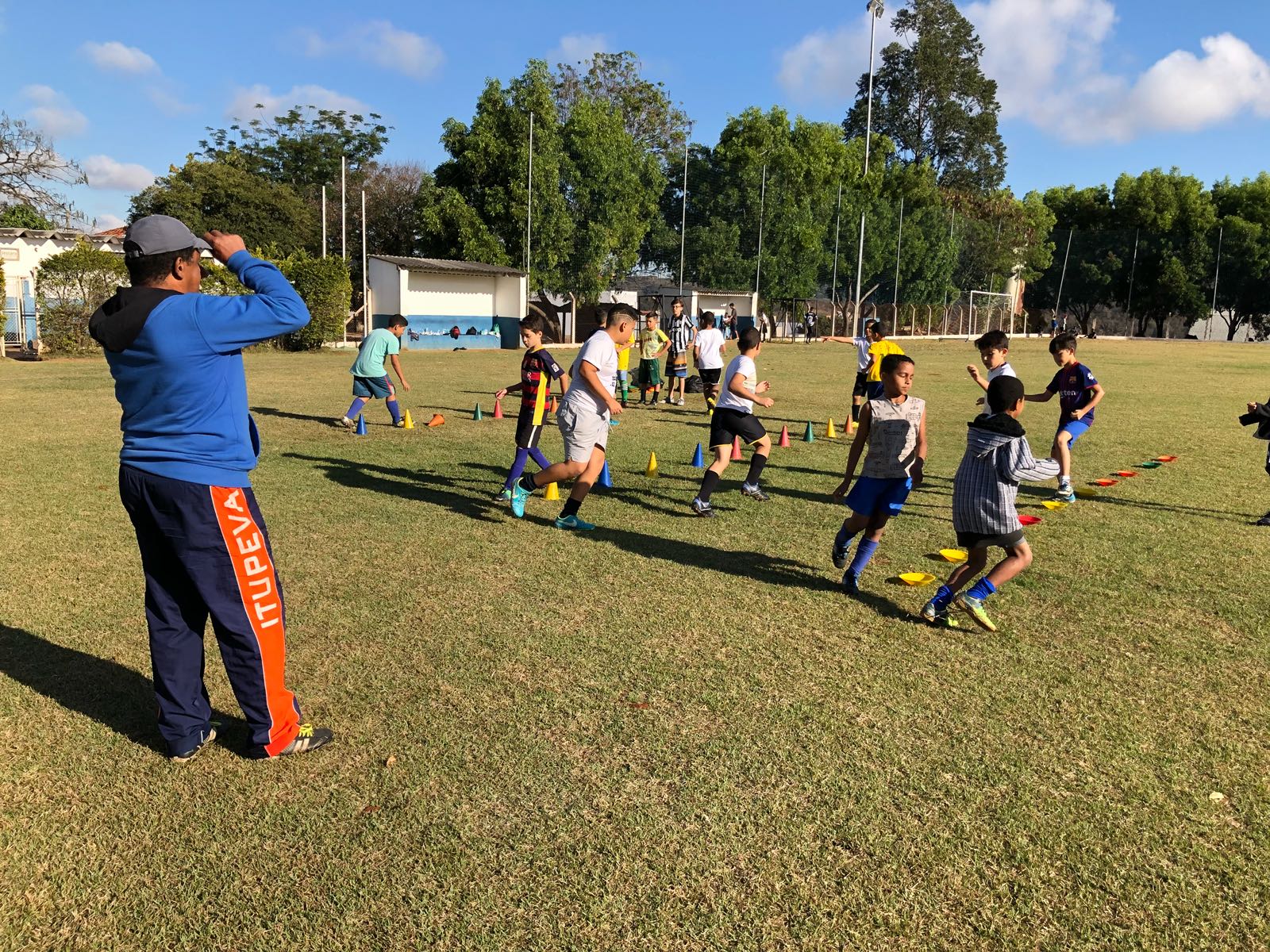 Treino-Futebol-2 Escolinha de futebol da Prefeitura pode ser caminho para realizar o sonho de ser jogador