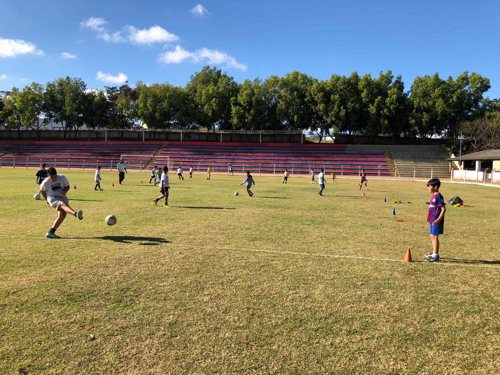 Treino-Futebol-6 Escolinha de futebol da Prefeitura pode ser caminho para realizar o sonho de ser jogador