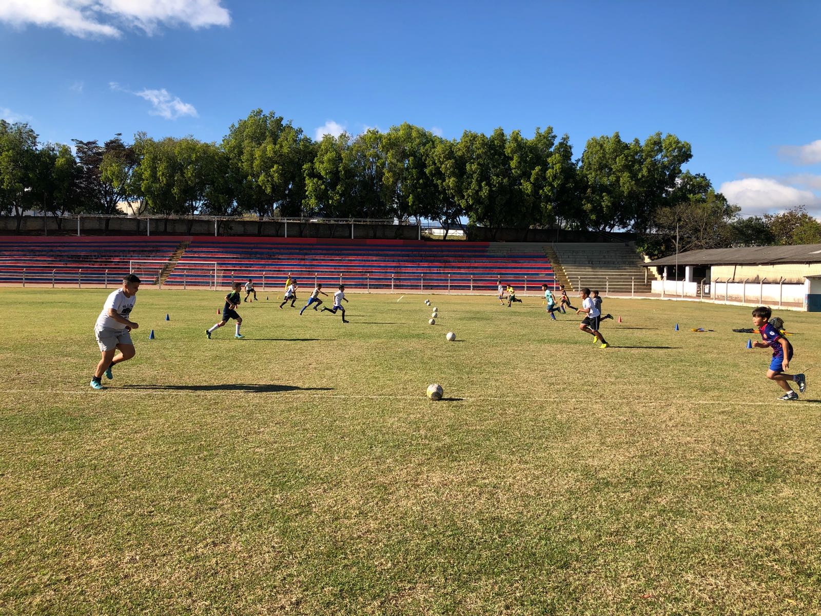 Treino-Futebol-7 Escolinha de futebol da Prefeitura pode ser caminho para realizar o sonho de ser jogador