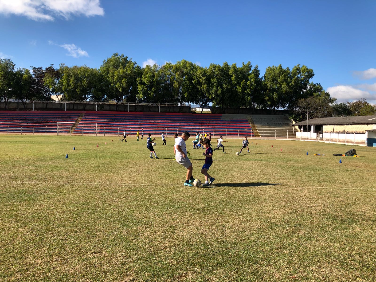 Treino-Futebol-9 Escolinha de futebol da Prefeitura pode ser caminho para realizar o sonho de ser jogador