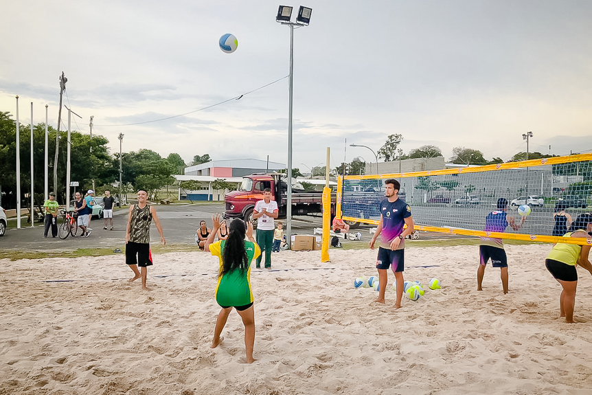 Clinica-Volei-1 Vôlei de Praia: Primeiro dia de clínica agradou jovens no Parque da Cidade