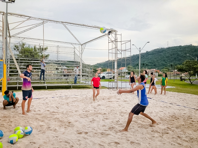 Clinica-Volei-19-1 Vôlei de Praia: Primeiro dia de clínica agradou jovens no Parque da Cidade