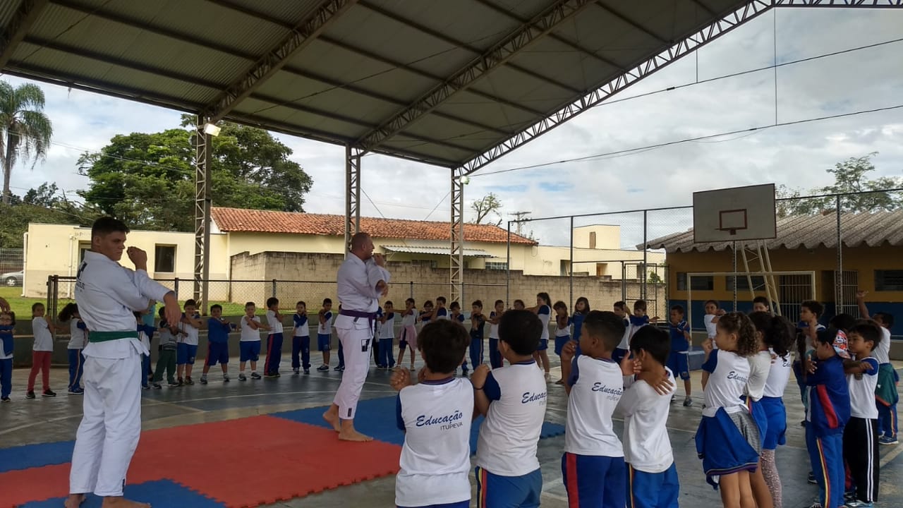oficina-de-artes-marciais-e-jiu-jitsu-17 Alunos da Jacob Levis recebem oficina de Artes Marciais