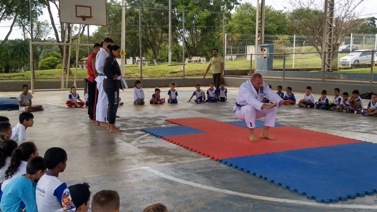 oficina-de-artes-marciais-e-jiu-jitsu-18 Alunos da Jacob Levis recebem oficina de Artes Marciais