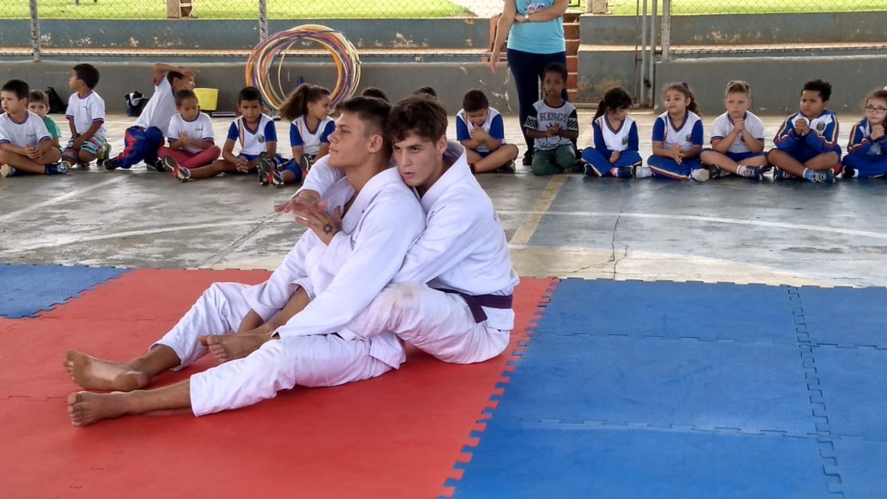 oficina-de-artes-marciais-e-jiu-jitsu-21 Alunos da Jacob Levis recebem oficina de Artes Marciais