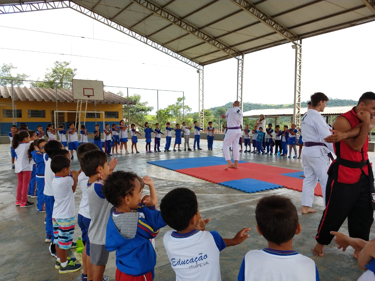 oficina-de-artes-marciais-e-jiu-jitsu-6 Alunos da Jacob Levis recebem oficina de Artes Marciais